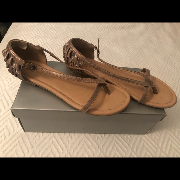 Pewter ruffle back sandals! - Picture 3 of 4